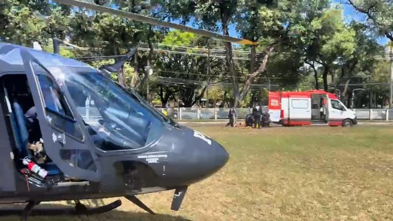 Vítima de capotamento é resgatada de helicóptero na divisa de Pernambuco e Paraíba