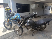 PRF recupera motocicleta roubada durante fiscalização em Goiana