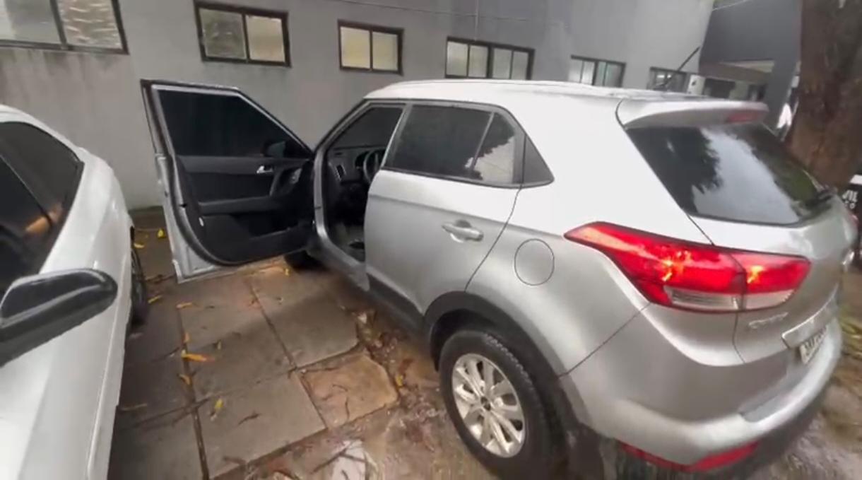 A imagem apresenta um veículo modelo Creta na cor cinza