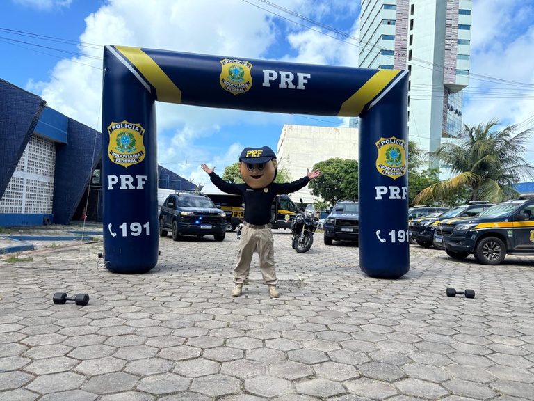 Crianças e adolescentes de projeto social visitam sede da PRF no Recife