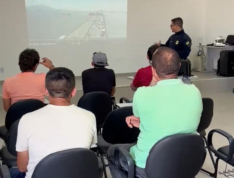 Maio Amarelo: PRF realiza palestra sobre transporte escolar em Salgueiro