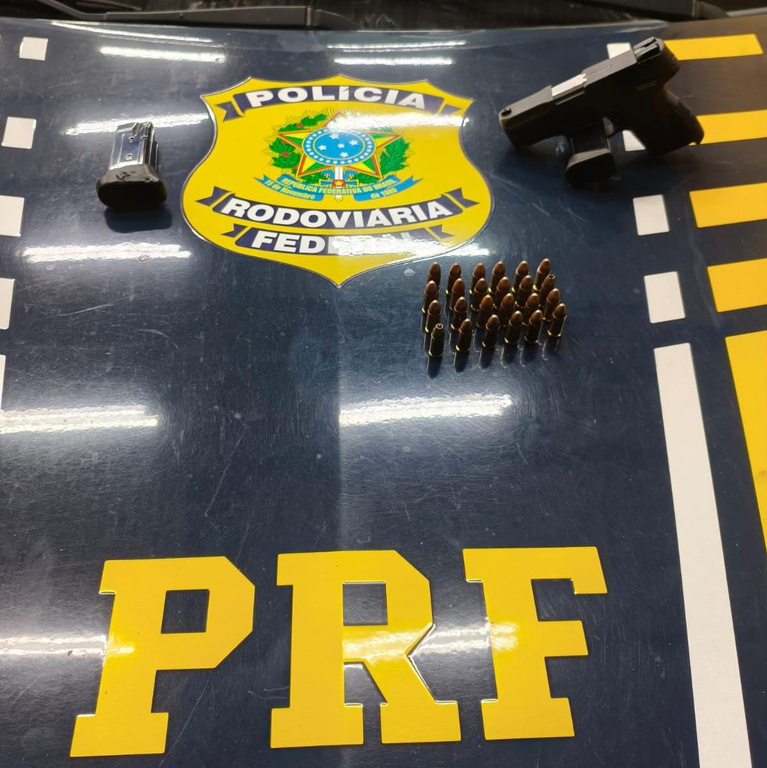 PRF apreende pistola e carga de confecção sem nota fiscal em Garanhuns