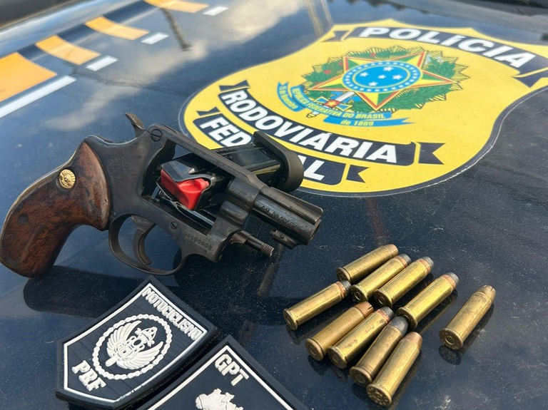 PRF e BOPE detêm suspeito de liderar facção criminosa, após fazer família refém em San Martin