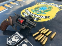 PRF e BOPE detêm suspeito de liderar facção criminosa, após fazer família refém em San Martin