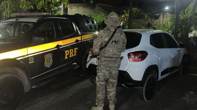 PRF recupera carro roubado e detém suspeito de receptação em Camaragibe