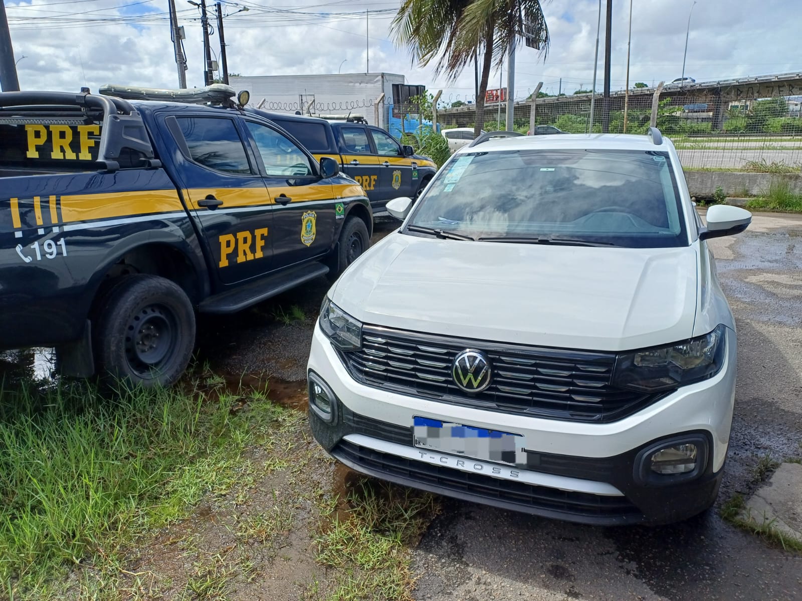 PRF recupera dois carros com registro de roubo e apropriação indébita no Recife
