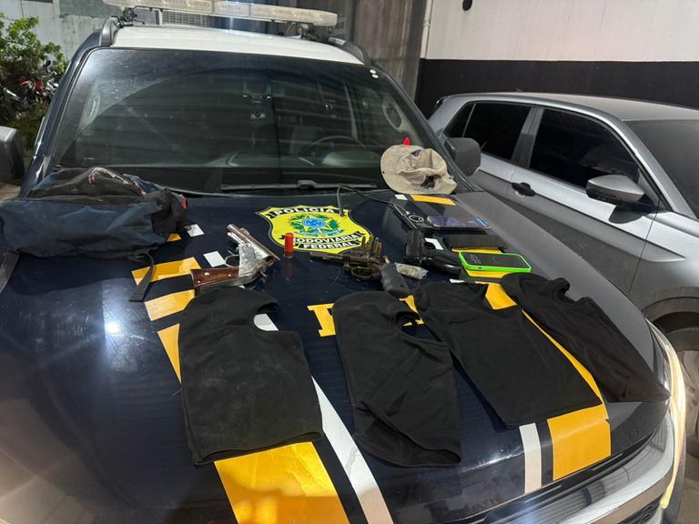 Após fuga e colisão, trio é detido pela PRF com armas, carro roubado, toucas balaclava e rastreador de GPS