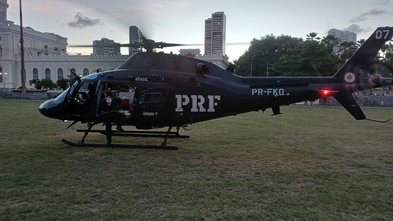 Homem atropelado por retroescavadeira é resgatado de helicóptero em Camaragibe