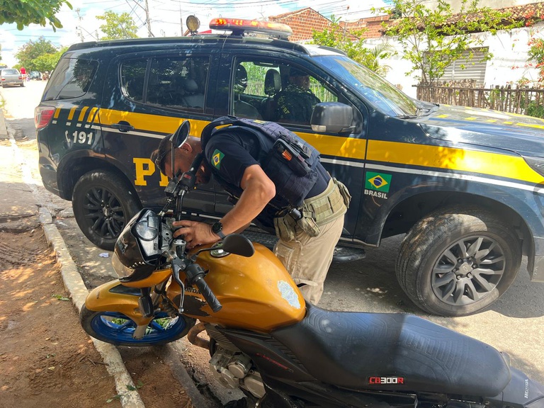 Motocicleta furtada na Bahia é recuperada pela PRF em Caruaru