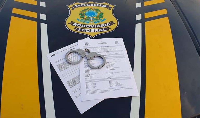 PRF detém foragido por homicídio na BR-408, no Recife