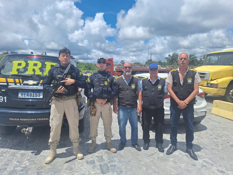 PRF e Procon realizam vistoria em postos de combustíveis no Recife