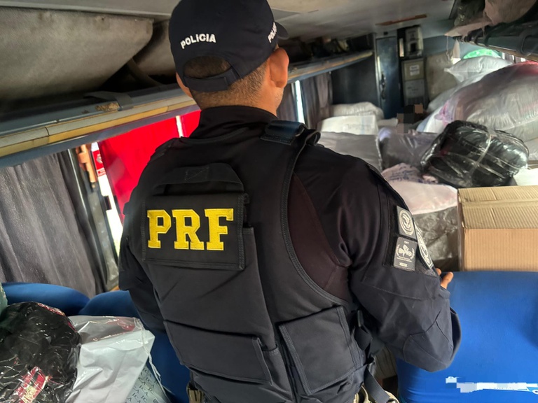 PRF flagra ônibus realizando o transporte irregular de passageiros e mercadorias em Caruaru