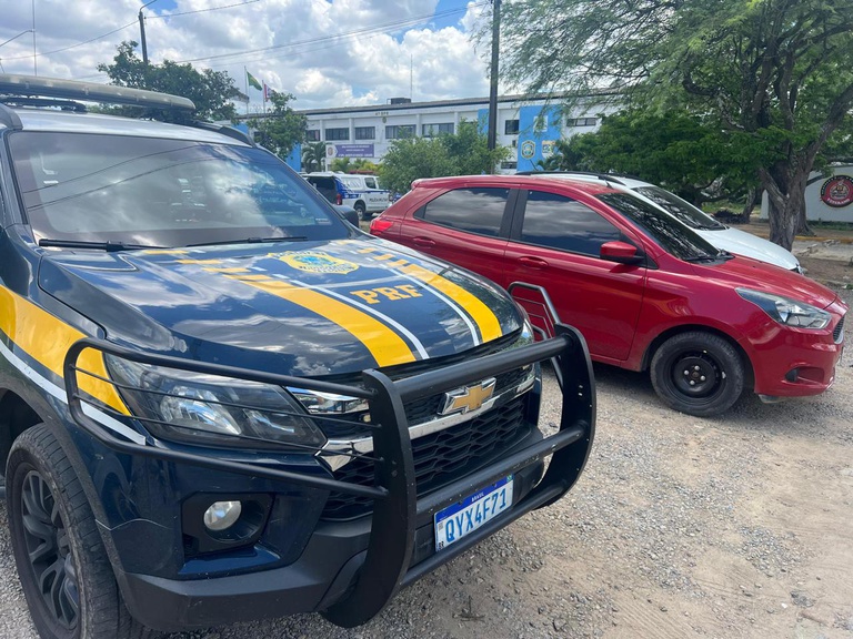 PRF recupera carro e motocicleta em Caruaru