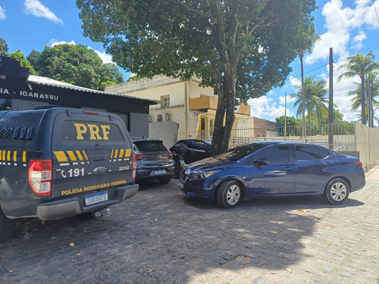 PRF recupera veículo com restrição por apropriação indébita na BR-101, em Igarassu
