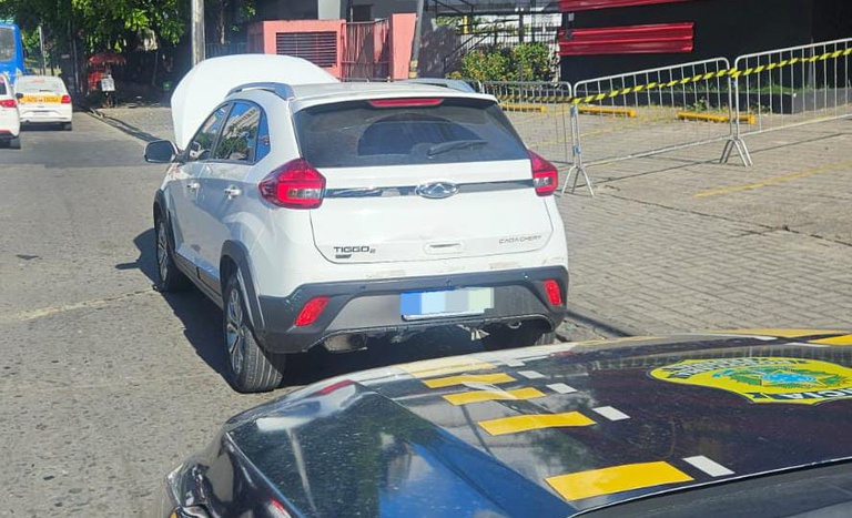 PRF recupera veículo roubado e adulterado, no Recife