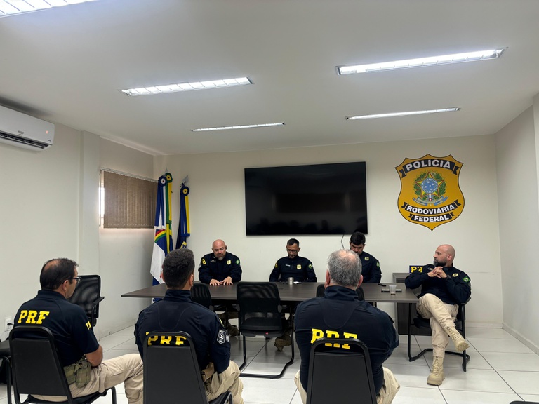 Superintendente da PRF-PE e equipe participam de reunião com efetivo em Caruaru