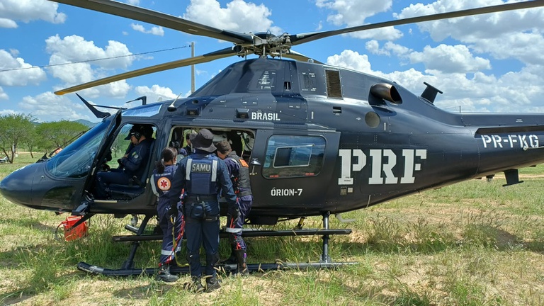 Vítima de colisão entre motos é socorrida de helicóptero de Jataúba pra Recife