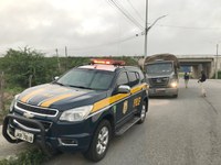 PRF flagra 27 toneladas de excesso de peso na BR 232, em Caruaru