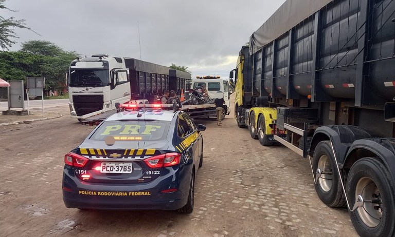 Cargas de milho com 75 toneladas de excesso de peso são retidas em Lajedo