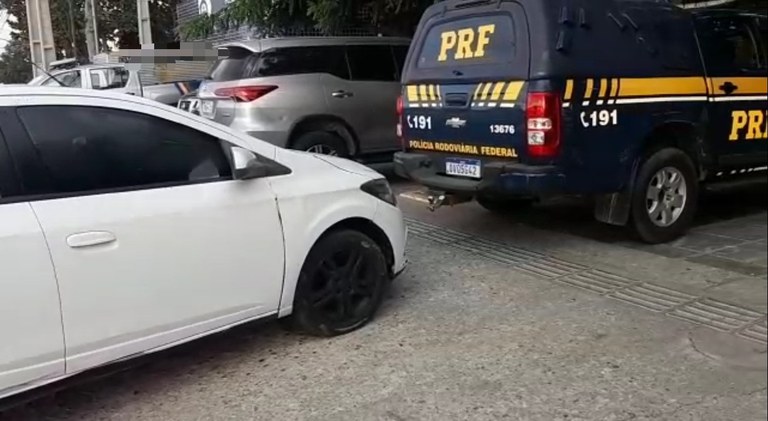 Carro roubado há 8 anos em Natal é recuperado pela PRF em Petrolina