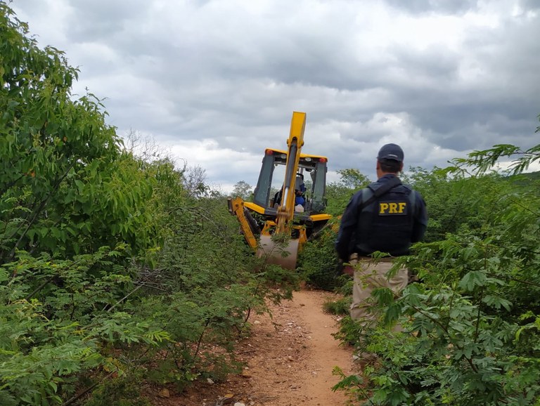 Retroescavadeiras roubadas de obra são recuperadas em ação integrada em Petrolina