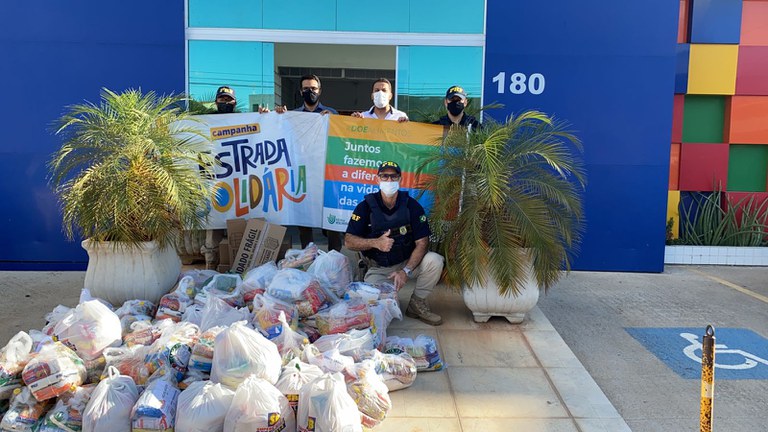 Estrada Solidária: PRF entrega 1,2 tonelada de alimentos à APAE em Serra Talhada