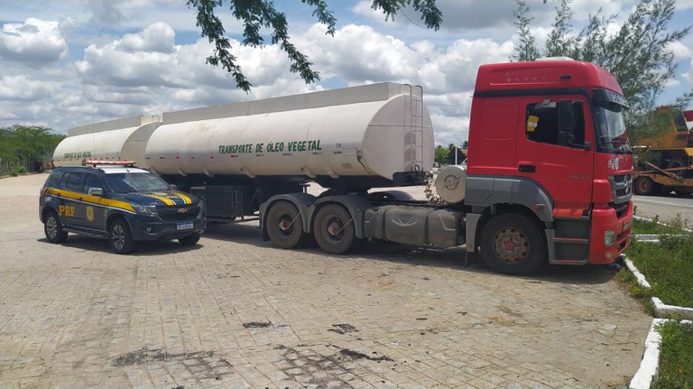 Caminhão bitrem roubado é recuperado pela PRF no Sertão de Pernambuco
