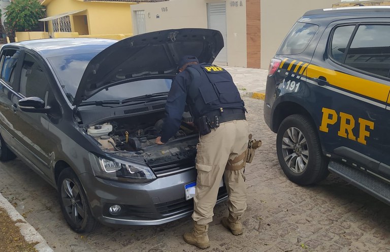 Carro roubado no Recife é recuperado pela PRF em Sertânia