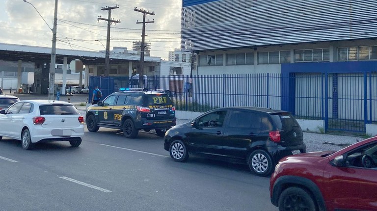 Homem é socorrido pela PRF após sofrer explosão de bateria em Igarassu