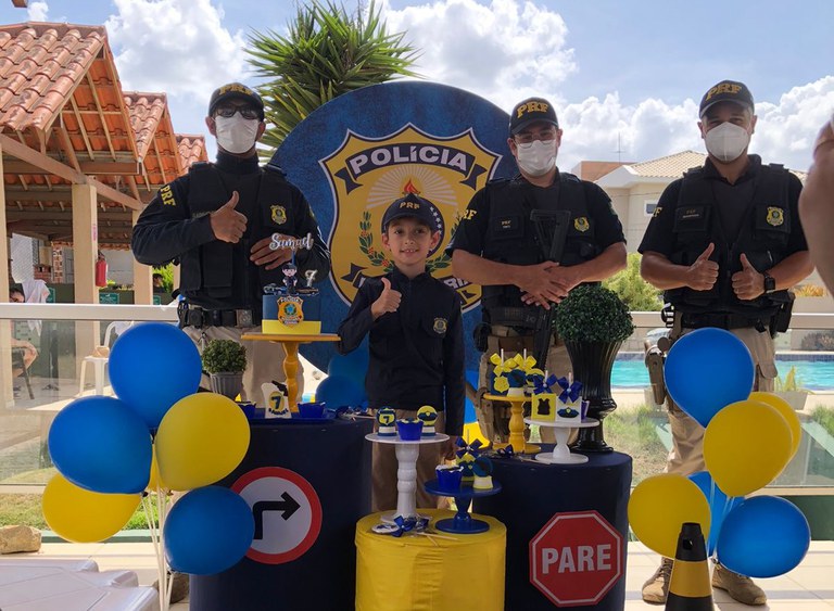 Menino comemora aniversário de 7 anos com a PRF em Garanhuns