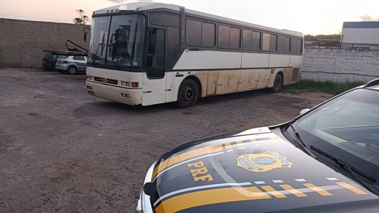 Ônibus carregado com confecção sem nota fiscal é retido pela PRF em Garanhuns