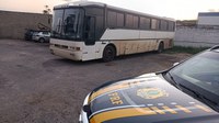 Ônibus carregado com confecção sem nota fiscal é retido pela PRF em Garanhuns