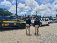 PRF acompanha DNIT na desocupação de barracas na BR 101, em Abreu e Lima