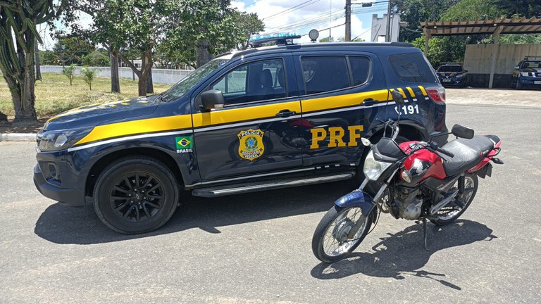 PRF apreende adolescente com moto furtada em Garanhuns
