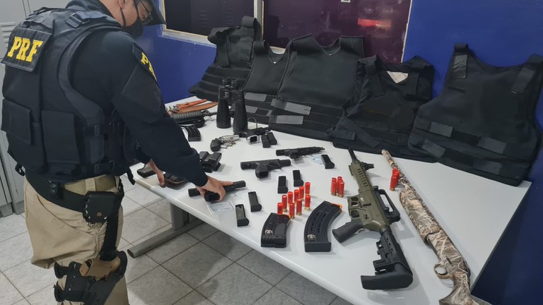 PRF e 2° BIEsp apreendem armas, coletes e munições na BR 428 em Petrolina