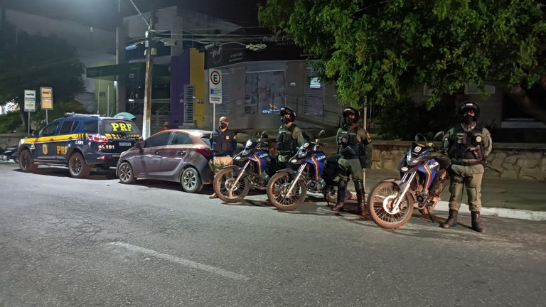 PRF e PM prendem dupla com armas e carro roubado em Garanhuns