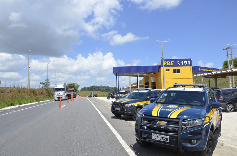 PRF fiscaliza uso irregular de motocicletas em Palmares
