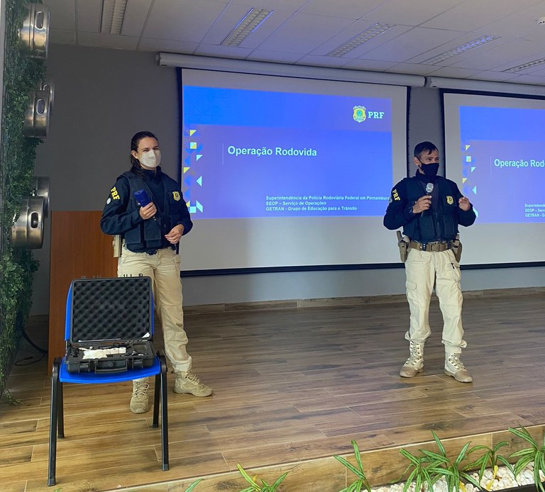 PRF realiza campanha de prevenção de acidentes em empresa de bebidas de Pernambuco