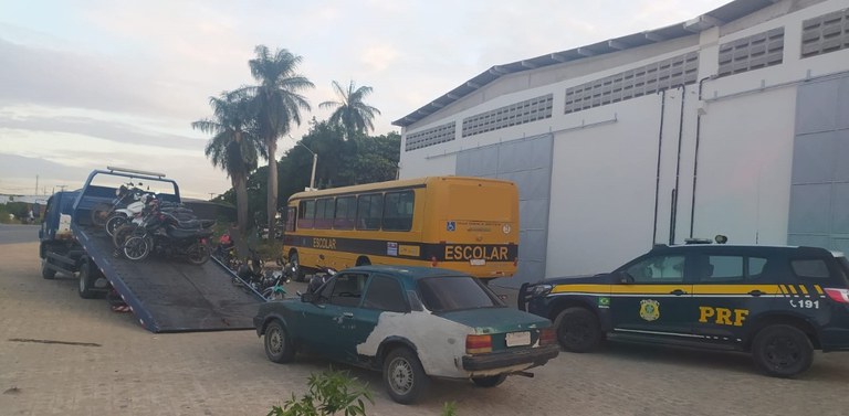 PRF recolhe 12 veículos irregulares durante fiscalização em Carpina e Nazaré da Mata
