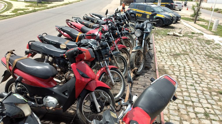 PRF recolhe 19 veículos irregulares em Araripina e Trindade