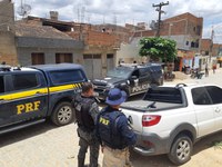 PRF e PM prendem homem com pistola e caminhonete roubada em Caruaru
