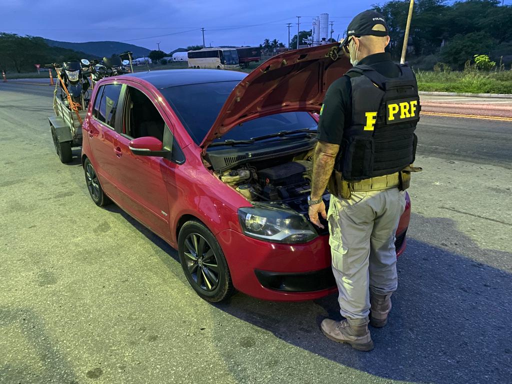 PRF detém homem com CNH falsa e carro roubado em Serra Talhada