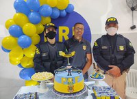 Jovem comemora aniversário com homenagem à PRF