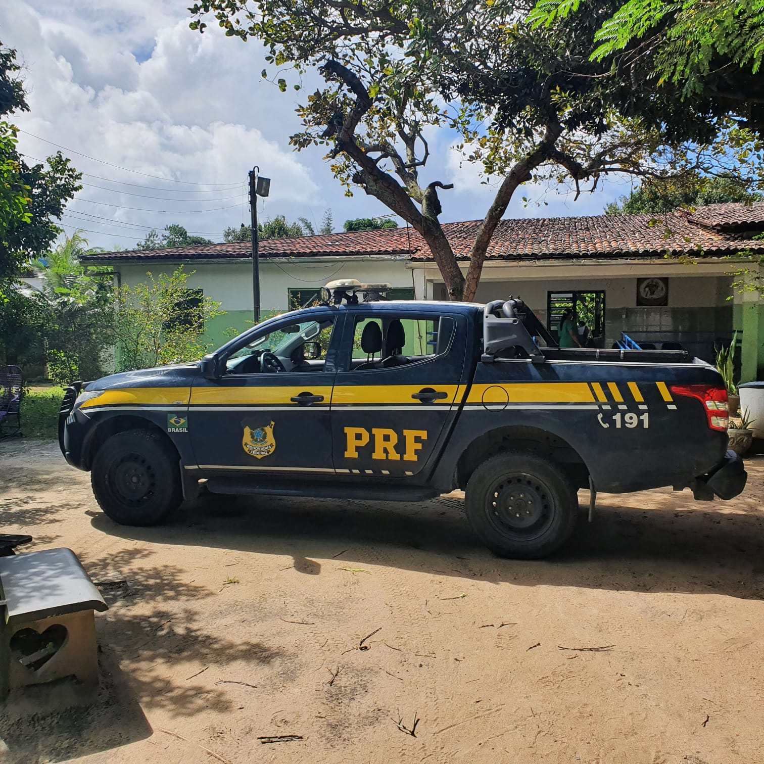 Idosa é resgatada pela PRF na BR 101, em Igarassu