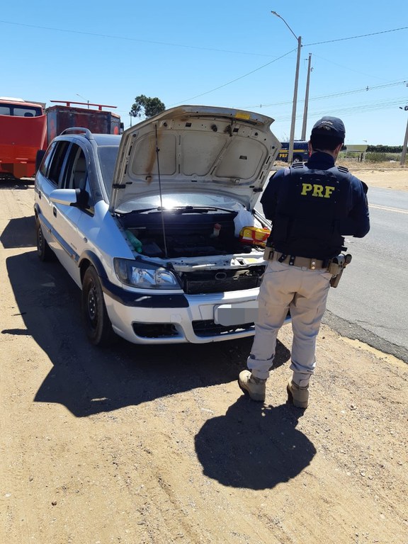 Motorista é detido pela PRF ao apresentar documento falso em Petrolina