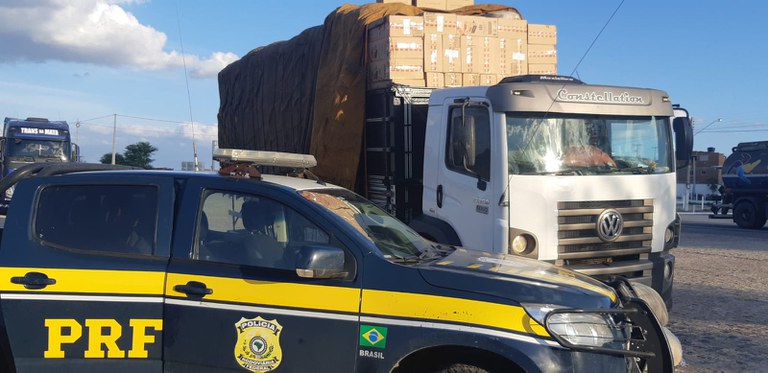 PRF apreende 400 mil maços de cigarro paraguaio em Sertânia