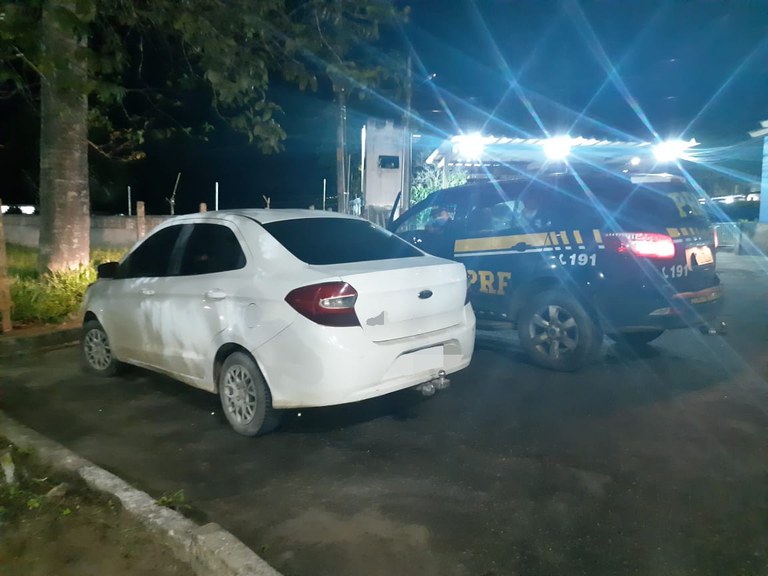 PRF detém homem com carro roubado em Garanhuns
