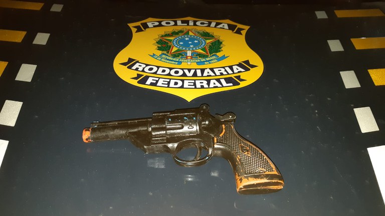 PRF detém jovem com arma falsa no Curado