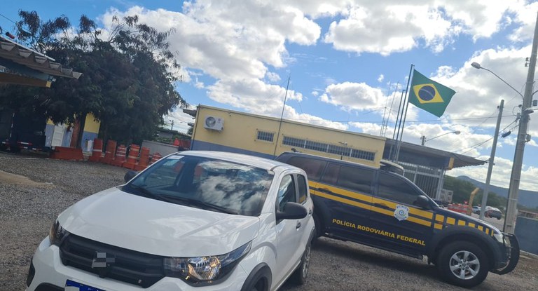 PRF detém suspeito de abastecer carro e fugir sem pagar em Serra Talhada
