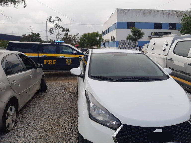 PRF detém suspeitos de assalto com carro roubado em Caruaru